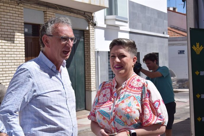 La portavoz del PSOE extremeño, Soraya Vega, y el alcalde y candidato a la reelección a la Alcaldía de Don Benito, José Luis Quintana.