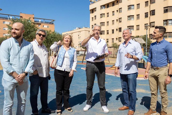 El candidato de Ciudadanos (CS) a la Alcaldía de Sevilla, Miguel Ángel Aumesquet en el Parque de la Rosaleda