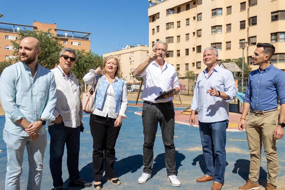El candidato de Ciudadanos (CS) a la Alcaldía de Sevilla, Miguel Ángel Aumesquet en el Parque de la Rosaleda