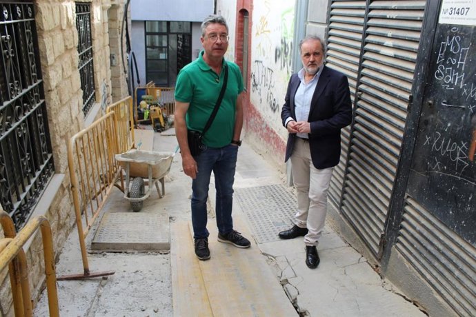 El concejal de Contratación, Control de Servicios Públicos y Proyectos Municipales del Ayuntamiento de Jaén, Francisco Lechuga, en la calle Las Palmas