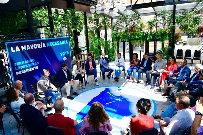 El candidato del Partido Popular a la presidencia de la Comunidad Autónoma de la Región de Murcia, Fernando López Miras, con los empresarios del sector turístico