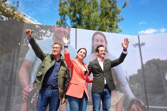 (I-D) El presidente del Partido Popular, Alberto Núñez Feijóo; la presidenta de la Comunidad y candidata del PP a la reelección, Isabel Díaz Ayuso; y el candidato a la Alcaldía de Getafe, José Antonio Mesas, participan en un acto político en la estación