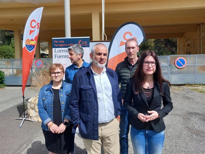 El líder de Cs en Catalunya, Carlos Carrizosa, junto a la alcaldable de Cs en Tarragona, Lorena de la Fuente
