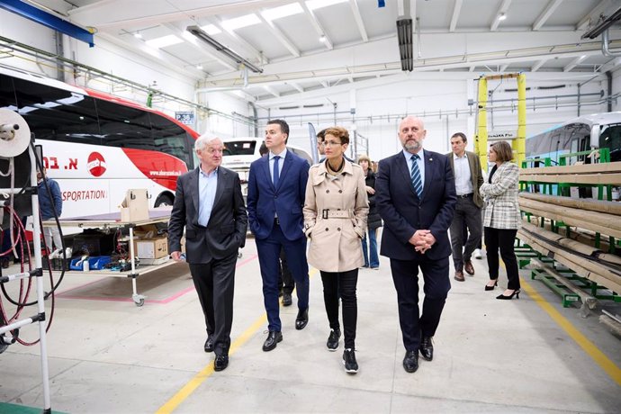 El ministro de Industria, Comercio y Turismo, Héctor Gómez, y la presidenta del Gobierno de Navarra, María Chivite, en su visita a la empresa Sunsundegui.