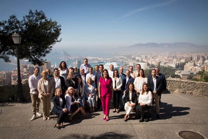 La candidata de Ciudadanos (CS) a la Alcaldía de Málaga, Noelia Losada, junto con integrantes de la lista en una imagen de archivo