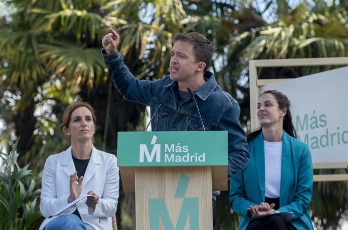 Iñigo Errejón acompaña a las candidatas de Más Madrida a la Alcaldía, Rita Maestre, y a la Presidencia de la Comunidad, Mónica García, participando en un acto en la Latina, en el Parque de Aluche