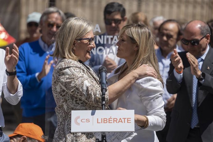 La andidata de Ciudadanos a la Presidencia de la Generalitat Valenciana, Mamen Peris, y la portavoz nacional de Ciudadanos y candidata a la presidencia del Govern, Patricia Guasp, durante el acto en Valencia, Comunidad Valenciana (España).