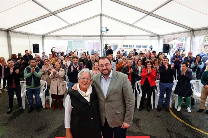 El secretario general de la Federación Socialista Asturiana (FSA-PSOE), presidente del Principado y candidato a la reelección, Adrián Barbón, con la candidata socialista para Lena,  Loli Martinez.