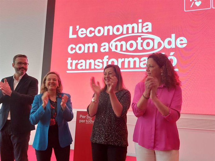 La secretaria general del PSIB, presidenta del Govern y candidata a la reelección, Francina Arrmengol, con la vicepresidenta primera del Gobierno y ministra de Asuntos Económicos, Nadia Calviño, y los candidatos socialistas Catalina Cladera y Jose Hila