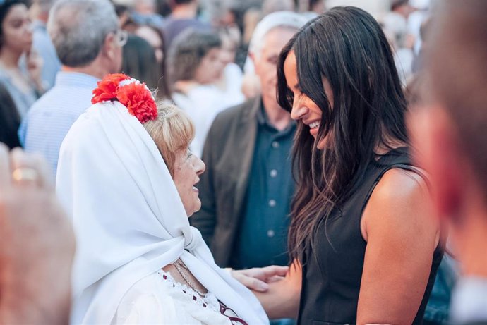 La vicealcaldesa de Madrid, Begoña Villacís, saluda a una mujer vestida de chulapa durante la lectura del pregón de las Fiestas de San Isidro 2023, desde la Casa de la Villa, a 10 de mayo de 2023, en Madrid (España). 