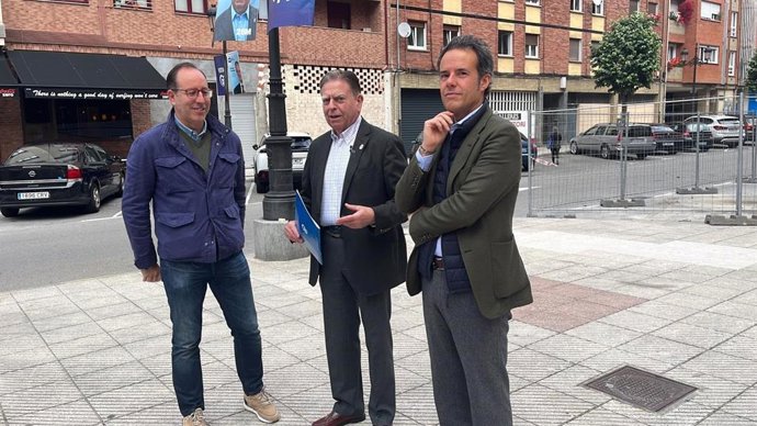 El alcalde de Oviedo y candidato a la reelección, Alfredo Canteli, junto a Mario Arias e Ignacio Cuesta, miembros de la candidatura local del PP.
