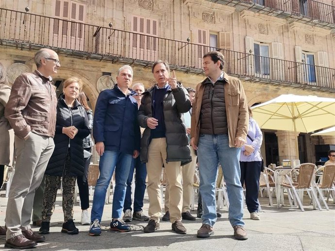García Carbayo, apunta con el dedo, junto a Elías Bendodo (izquierda) y Fernández Mañueco (derecha), en la Plaza Mayor de Salamanca.