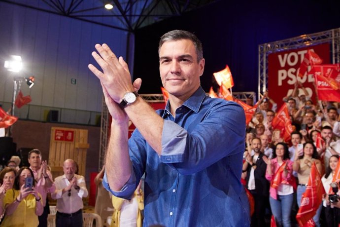 El secretario general del PSOE y presidente del Gobierno, Pedro Sánchez, en su primer mitin en la campaña electoral de los comicios locales del 28 de mayo, en Sevilla.