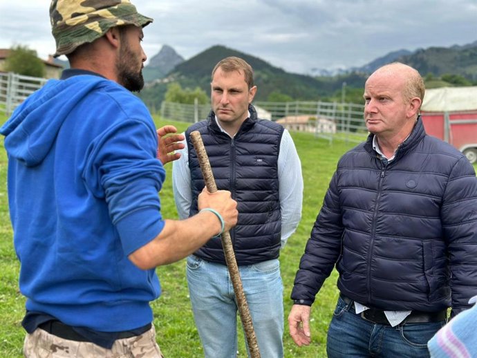 El secretario general de Foro Asturias y candidato a la Presidencia del Principado de Asturias, Adrián Pumares, y el candidato del Oriente y Alcalde de Peñamellera Alta, José Antonio Roque, recorrieron esta mañana el prau de San Román.