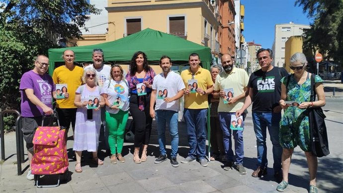 La candidata de Adelante Andalucía en Sevilla, Sandra Heredia, junto con otros miembros de la candidatura, en el Parque del Turruñuelo