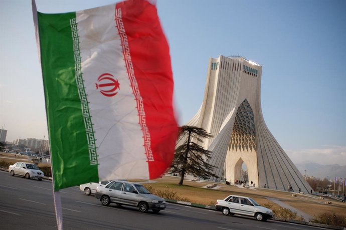 Archivo - Bandera junto a la Torre Azadi (Libertad) de Teherán, en Irán