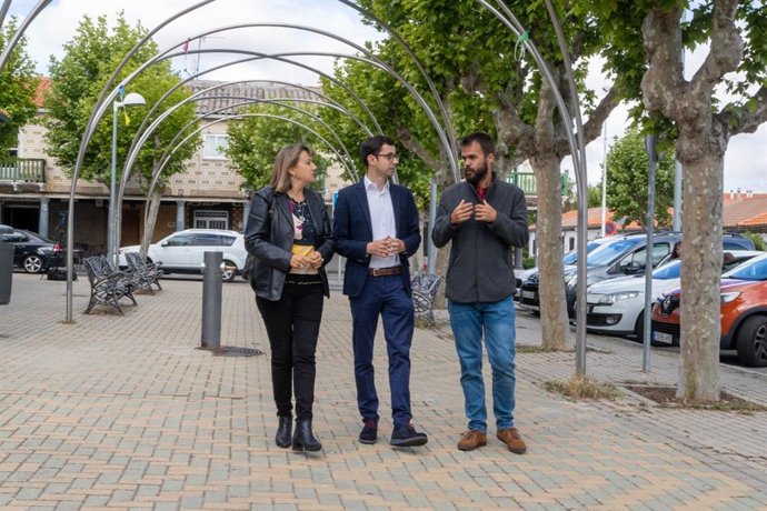 Los socialistas María García, José Luis Mateos y Gabriel Álvarez este sábado en el barrio de La Vega.