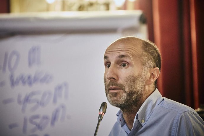 El alcalde de Ourense, Gonzalo Pérez Jácome, durante una rueda de prensa, en el Ayuntamiento, a 10 de mayo de 2023, en Ourense, Galicia (España). El alcalde presentó una denuncia en los Juzgados de Ourense por un supuesto delito de espionaje con microf