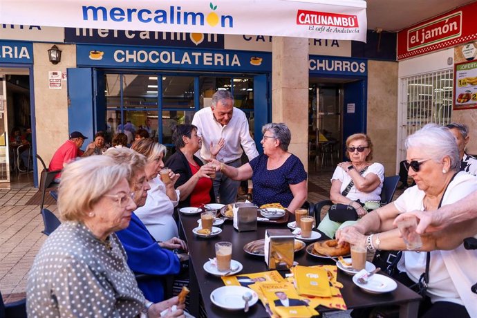 El candidato del PP a la Alcaldía de Sevilla, José Luis Sanz, con vecinos de Alcosa