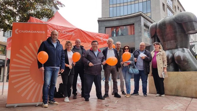Carpa electoral de Ciudadanos en Oviedo