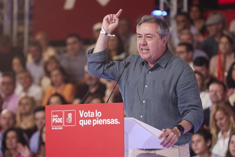 El secretario general del PSOE de Andalucía y Portavoz del Grupo Parlamentario Socialista, Juan Espadas, interviene durante el acto de campaña con el candidato del PSOE a la alcaldía de Sevilla en FIBES, a 13 de mayo de 2023 en Sevilla (Andalucía, Españ