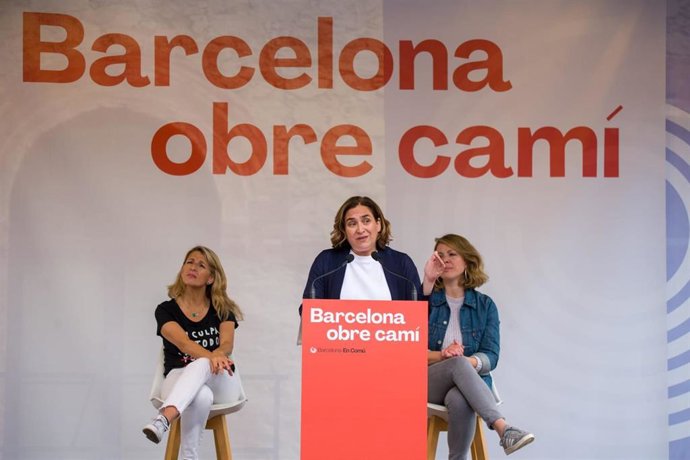La alcaldesa y candidata de BComú, Ada Colau, en un acto de campaña junto a la vicepresidenta segunda del Gobierno, Yolanda Díaz, y la número tres de su candidatura, Janet Sanz.