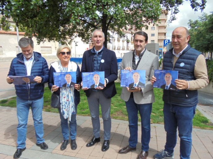 EL candidato José Mazarías (centro), con el consejero Juan Carlos Suárez-Quiñones, la presidenta del PP de Segovia, Paloma Sanz, el secretario autonómico Francisco Vázquez y el presidente de la Diputación, Miguel Ángel de Vicente.