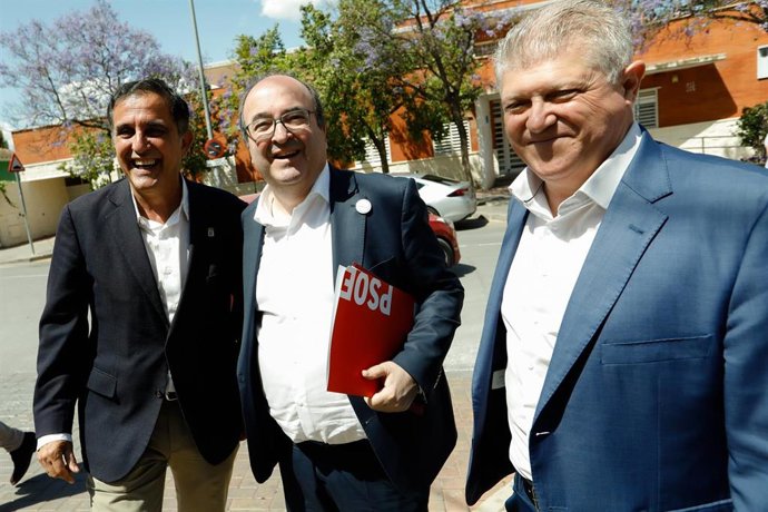 El candidato del PSOE a la presidencia de la Comunidad, Pepe Vélez, el alcalde de Murcia y candidato municipal, José Antonio Serrano,  y el ministro de Cultura y Deporte, Miquel Iceta, en el acto de presentación de las candidaturas