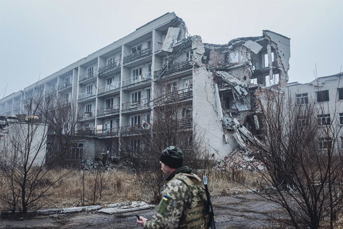 Archivo - February 27, 2021, Marinka, Donetsk, Ukraine: A soldier walks in front of a building destroyed by bombs in Marinka..Since 2014, a war has been going on in eastern Ukraine in Donetsk and Lugansk oblasts. This territory is in dispute between Ukr