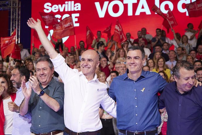 El presidente del gobierno de España y secretario general del PSOE, Pedro Sánchez, (d) junto al candidato del PSOE a la alcaldía de Sevilla, Antonio Muñoz, (i) durante el acto de campaña con el candidato del PSOE a la alcaldía de Sevilla en FIBES, a 13 