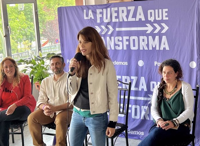 Isa Serra interviene en un acto de Podemos-IU en Renedo de Piélagos