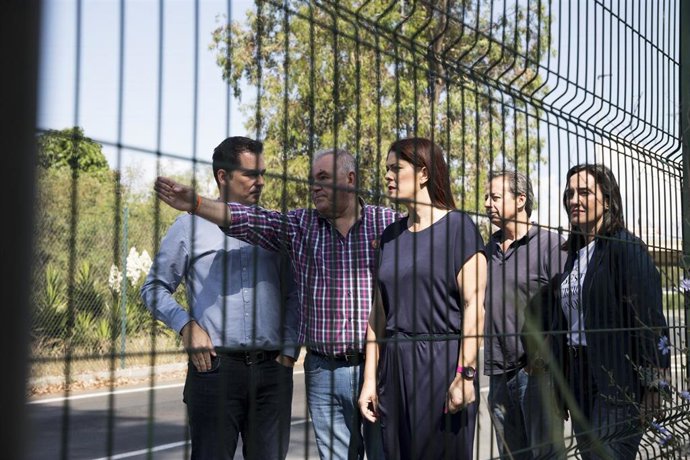 La candidata de CS a la Alcaldía de Málaga, Noelia Losada, y miembros de su candidatura, en una visita al distrito de Churriana