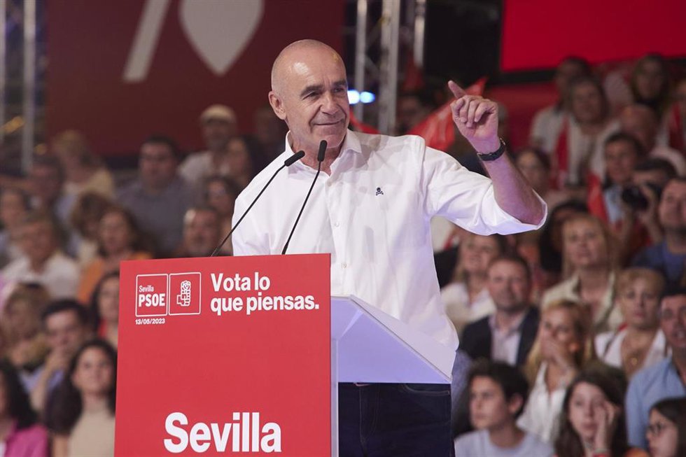 El candidato del PSOE a la alcaldía de Sevilla, Antonio Muñoz, interviene durante el acto de campaña con el candidato del PSOE a la alcaldía de Sevilla en FIBES, a 13 de mayo de 2023 en Sevilla (Andalucía, España). El presidente del gobierno de España y