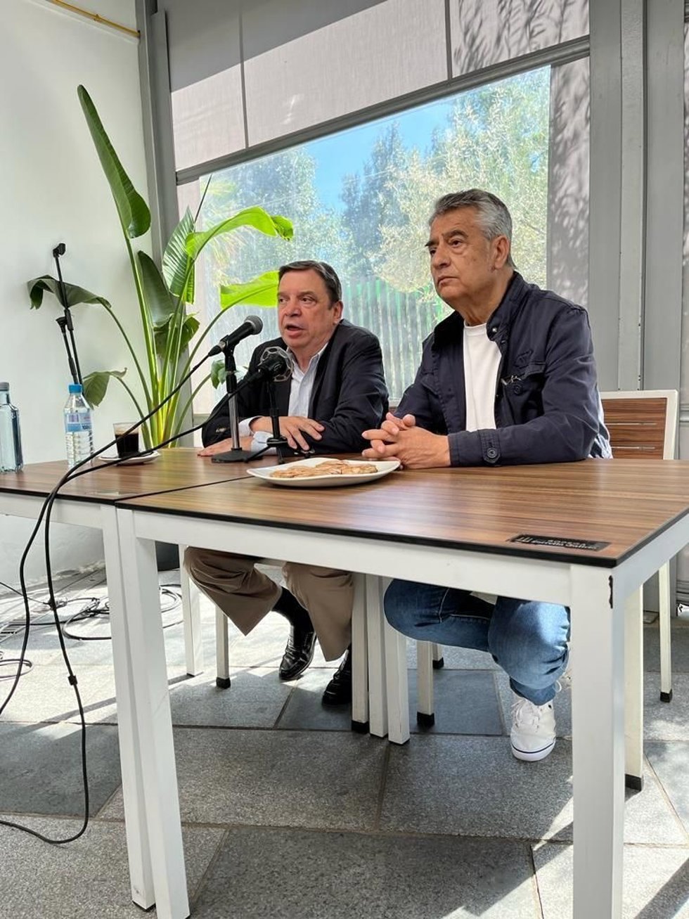 El ministro de Agricultura, Pesca, Alimentación y Medio Ambiente, Luis Planas (i.), este sábado