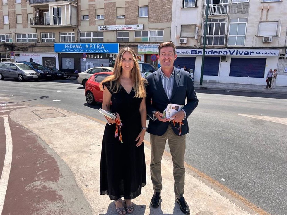 El candidato de Vox a la Alcaldía de Málaga, Antonio Alcázar, junto a la número 2, Yolanda Gómez, en Carretera de Cádiz