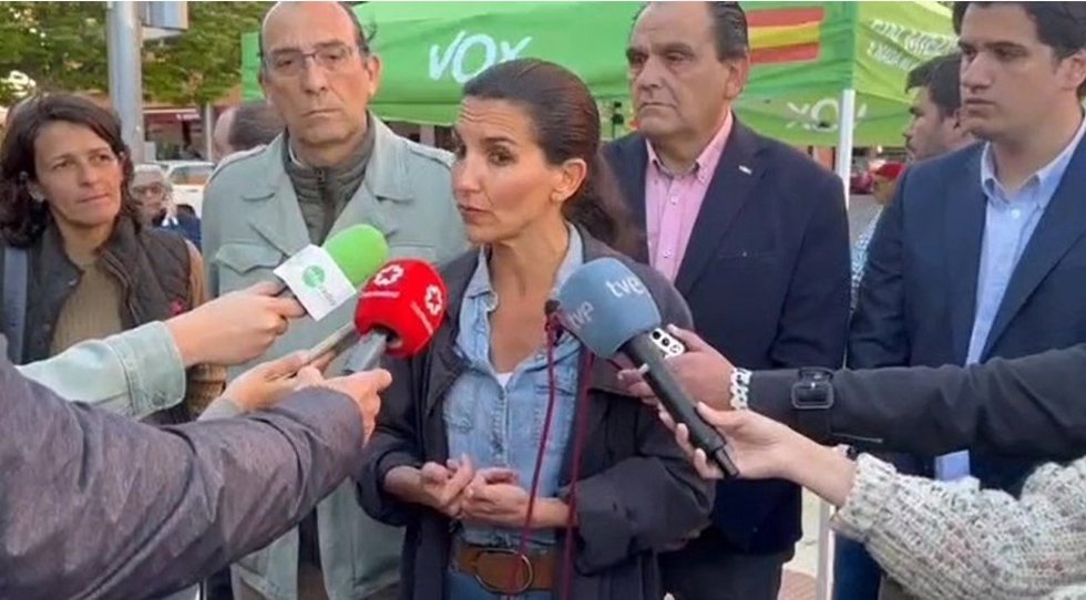 Rocío Monasterio atiende a los medios de comunicación junto a una mesa informativa de Vox.