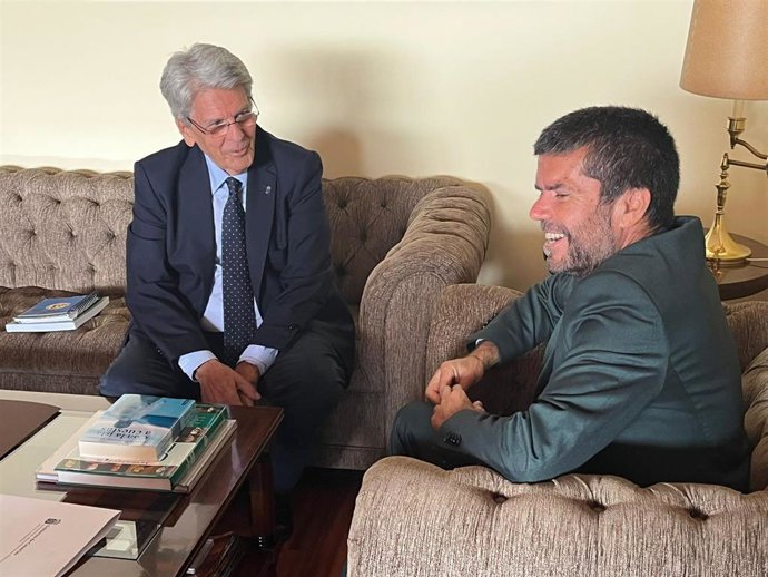 El consejero de Administraciones Públicas, Justicia y Seguridad del Gobierno de Canarias, Julio Pérez, y el nuevo rector de la ULL, Francisco García