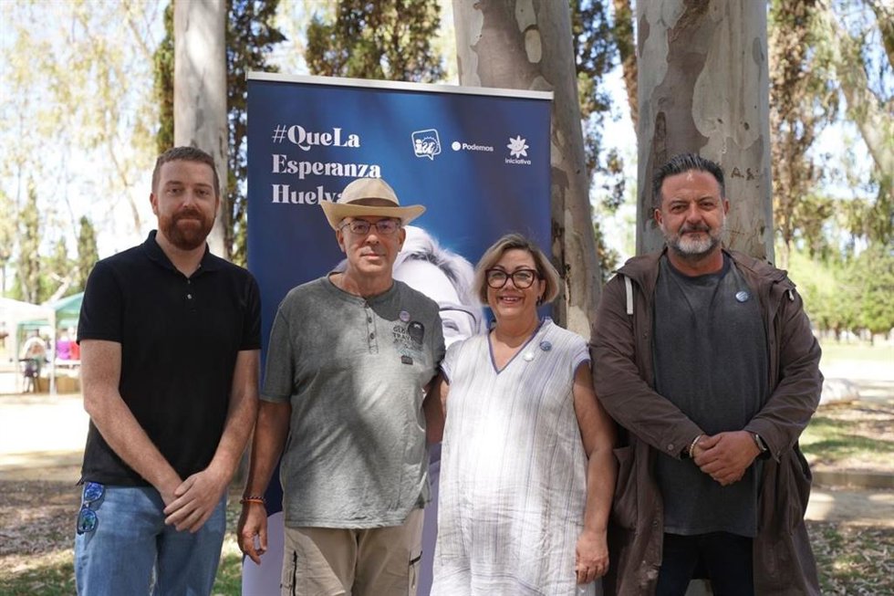 El eurodiputado con la candidata a la alcaldía de Huelva de la confluencia de Izquierda Unida, Podemos, Iniciativa del Pueblo Andaluz.