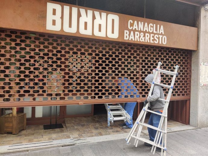 Operarios en la entrada del restaurante Burro Canaglia de Bilbao