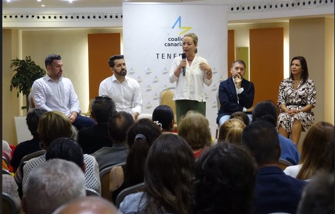 La candidata de Coalición Canaria al Parlamento de Canarias por la isla de Tenerife, Ana Oramas, interviene en un encuentro con colectivos de extranjeros y migrantes de la isla