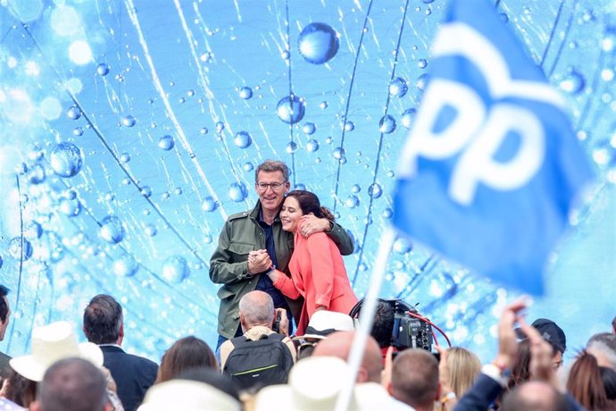 La presidenta de la Comunidad y candidata del PP a la reelección, Isabel Díaz Ayuso, y el presidente del Partido Popular, Alberto Núñez Feijóo, participan juntos en un mitin en la estación central de Getafe, a 13 de mayo de 2023, en Getafe, Madrid (Espa