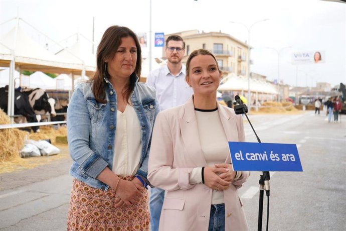 La presidenta del PP balear y candidata a la presidencia del Govern, Marga Prohens, acompañada por la alcaldesa de Campos y candidata a la reelección, Francisca Porquer, y el portavoz de la campaña electoral del PP, Sebasti Sagreras.