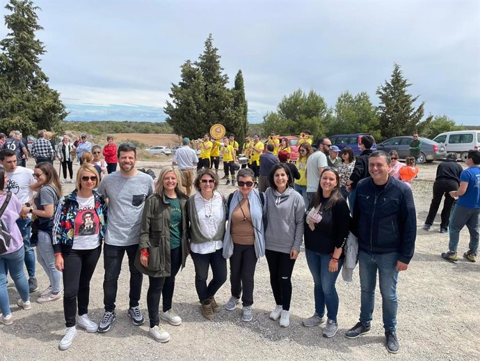 El cabeza de lista del PSOE Huesca a las Cortes, Fernando Sabés, con la candidatura municipal del PSOE.