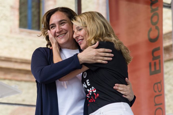 La vicepresidenta segona i ministra de Treball, Yolanda Díaz (d), abraa l'alcaldessa de Barcelona i candidata de BComú a la reelecció, Ada Colau (e), durant un míting a la plaa major de Nou Barris de Barcelona