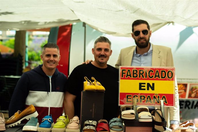José Ángel Antelo, candidato a la presidencia de la Región de Murcia por VOX, ha visitado este sábado el mercado de Molina de Segura