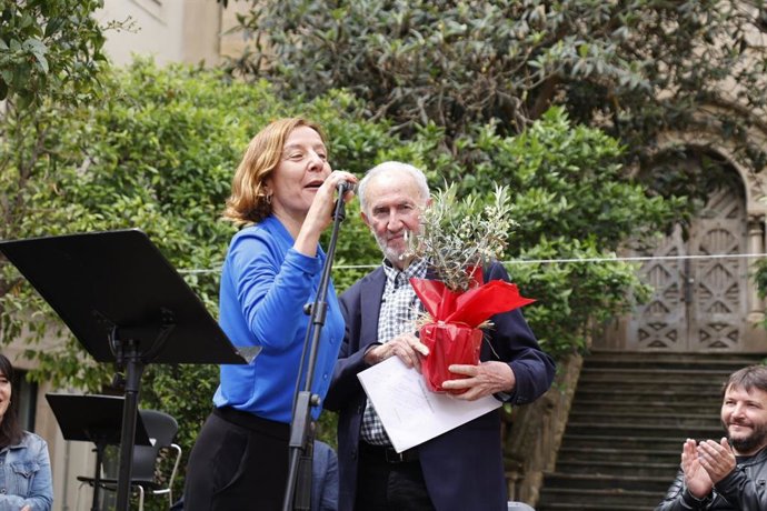 La directora institució, Izaskun Arretxe, i el poeta Jaume Pérez Montaner en un homenatge de la ILC al poeta pel seu 85 aniversari