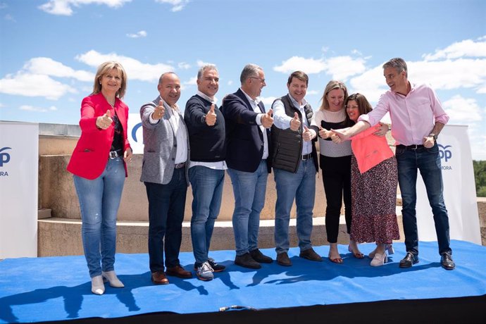 El coordinador general del Partido Popular, Elías Bendodo (3i); el presidente del PP de Castilla y León, Alfonso Fernández Mañueco (4d); junto a dirigentes y candidatos del PP zamorano en un acto en la capital del Duero.