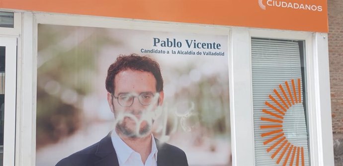 La caseta electoral de Ciudadanos en Valladolid que ha sufrido un acto vandálico con pintadas sobre la cara de su candidato a la Alcaldía, Pablo Vicente