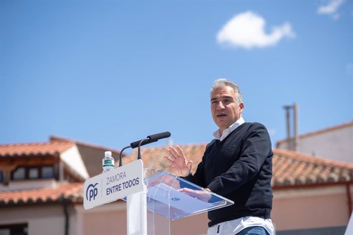 El coordinador general del Partido Popular, Elías Bendodo, interviene durante un acto de campaña, en la terraza del teatro Ramos Carrión, a 13 de mayo de 2023, en Zamora, Castilla y León (España).  