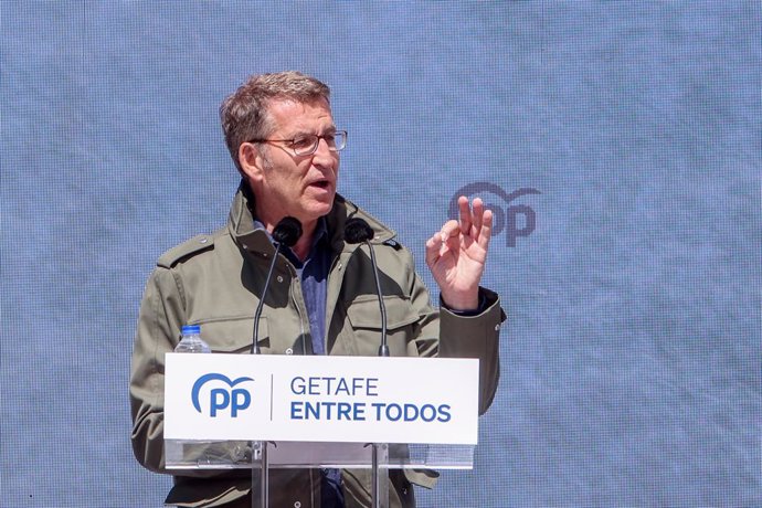 El presidente del Partido Popular, Alberto Núñez Feijóo, interviene en un mitin en la estación central de Getafe, a 13 de mayo de 2023, en Getafe, Madrid (España). Este acto de campaña electoral se celebra de cara a las próximas elecciones municipales y